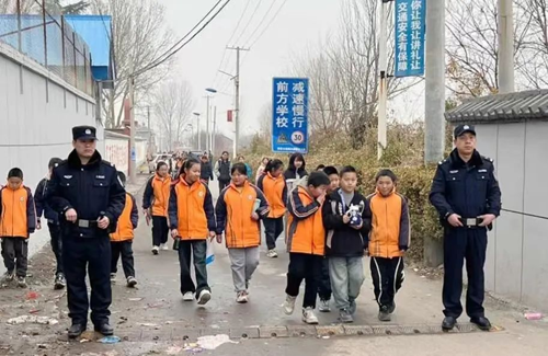 用“心”護(hù)學(xué)   為“愛(ài)”站崗 ----絳縣公安舉全警之力守好“成長(zhǎng)路”