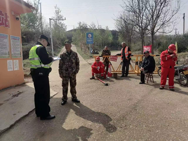 清明群眾忙祭祖  基層民警保安全